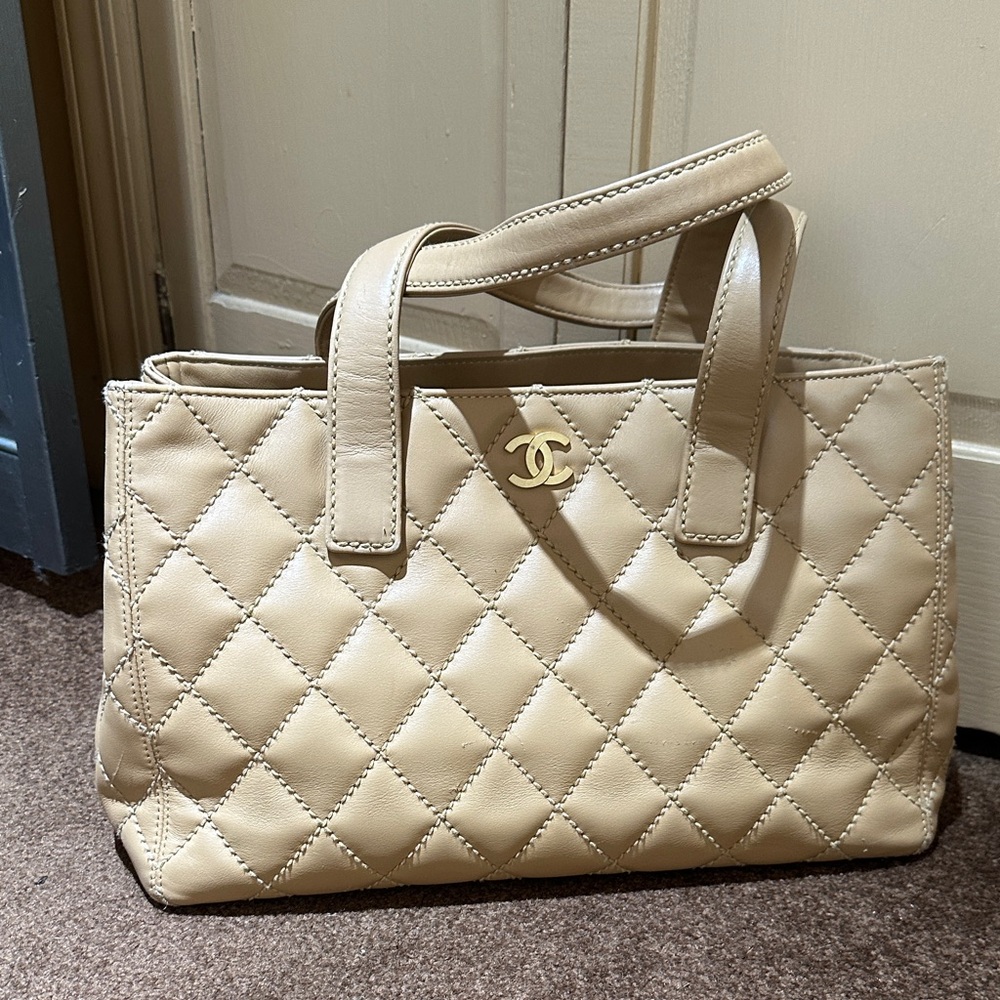 CHANEL Tan Quilted Tote Bag
Make an offer!!